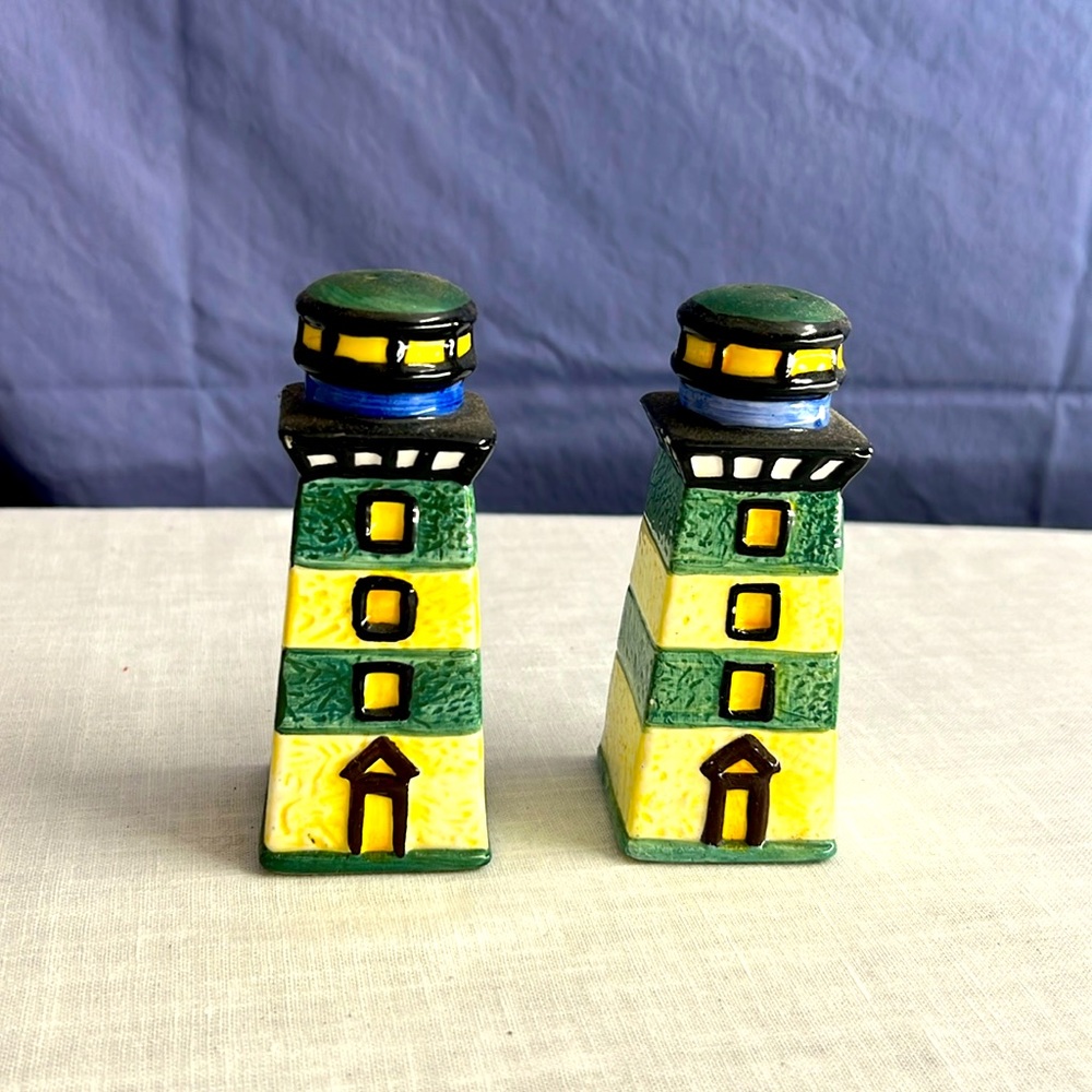🌞 Vintage hand painted ceramic lighthouse Salt & Pepper Shakers green & yellow